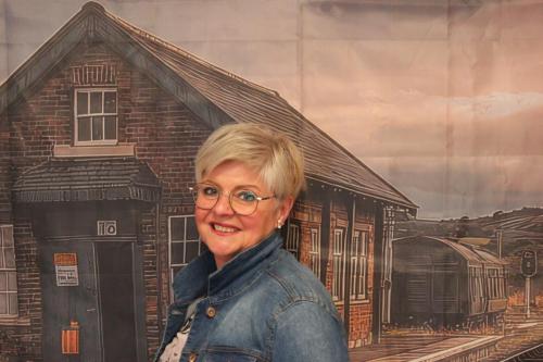 25 Yvonne Maag,Maske & Frisuren