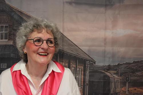 25 Yvonne Heiniger,spielt Theres,verfressene Sängerin des Oldie-Chörli